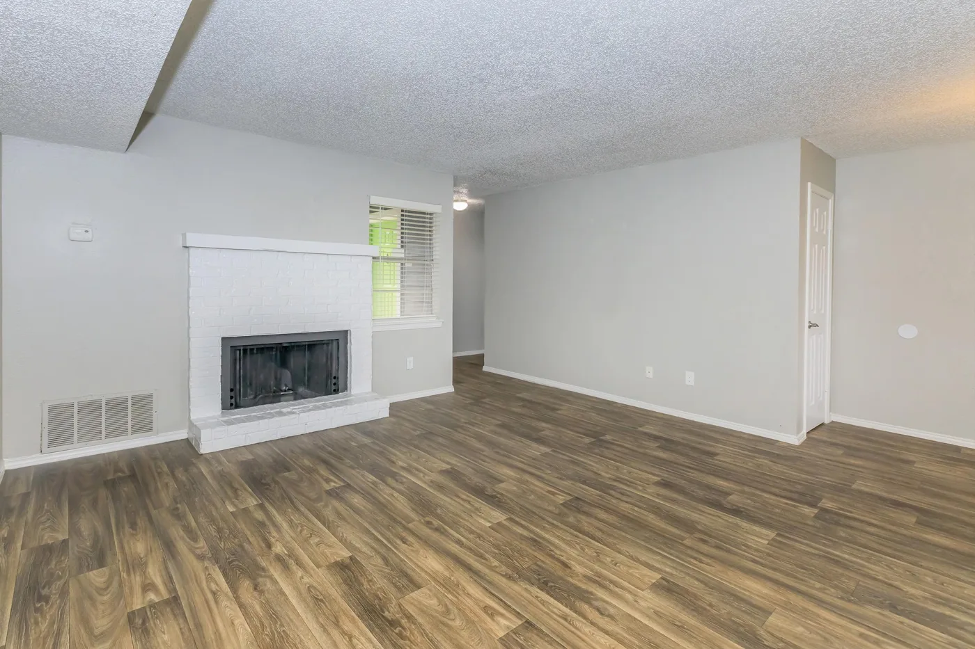 Sala de un apartamento en The Preserve at Turtle Creek